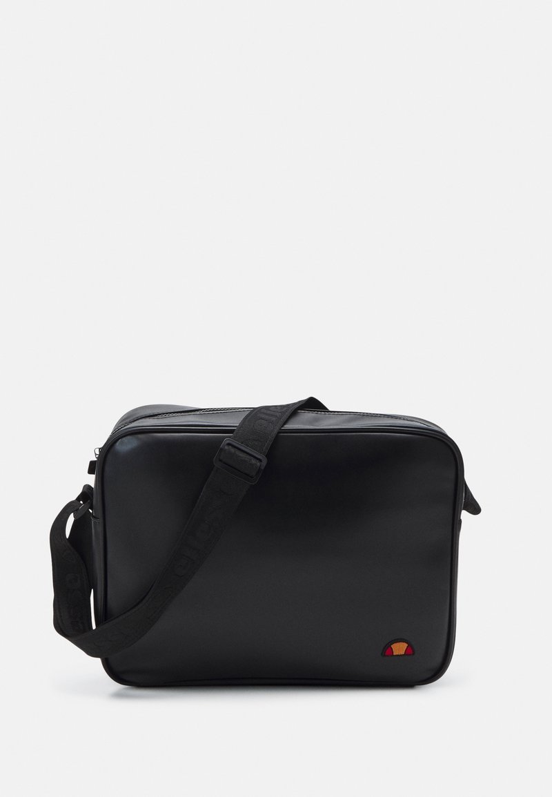 Czarna syntetyczna torba o prostokątnym kształcie, z gładką teksturą, paskiem na ramię oraz małym, wielokolorowym akcentem logo.