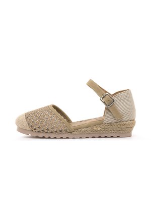 Zapato estilo espadrille beige con una parte superior que presenta un diseño de malla cruzada y adornos decorativos. Correa en el tobillo con hebilla.