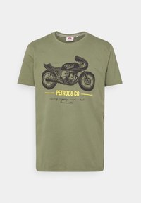Camiseta de algodón en verde oliva con un gráfico de motocicleta negra y texto amarillo que dice "PETROL' & CO" acompañado de frases sobre carreras.