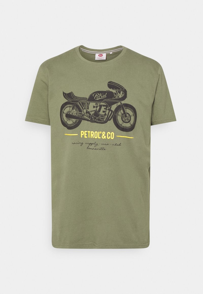 Camiseta de algodón en verde oliva con un gráfico de motocicleta negra y texto amarillo que dice "PETROL' & CO" acompañado de frases sobre carreras.