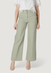 Pantaloni a vita alta e gamba larga in cotone verde chiaro, con chiusura frontale a bottoni, passanti per cintura e tasche laterali. Texture liscia.