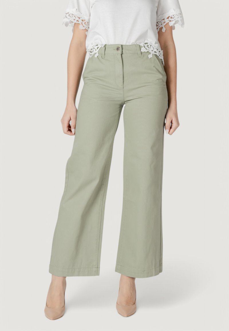 Pantaloni a vita alta e gamba larga in cotone verde chiaro, con chiusura frontale a bottoni, passanti per cintura e tasche laterali. Texture liscia.