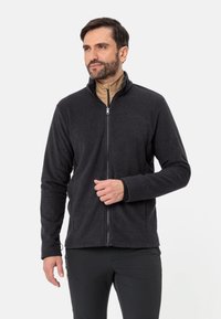 Giacca in pile con zip di colore grigio scuro, dotata di un colletto alto, maniche lunghe e una texture morbida. Include tasche laterali per maggiore comodità.