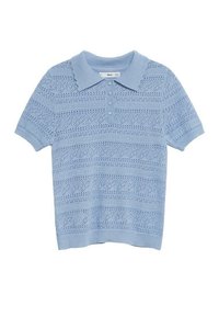 Polo shirt bleu clair à manches courtes avec un col festonné et une patte de boutonnage. Présente des motifs en tricot ajouré complexes sur l'ensemble.