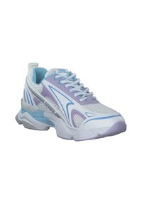 Zapatilla deportiva blanca con acentos en púrpura y azul claro, detalles de malla y una suela texturizada. Presenta una punta redondeada y un sistema de cordones.