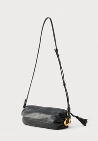 Μαύρη ορθογώνια τσάντα ώμου με ρυθμιζόμενο λουρί, χρυσά κυκλικά μεταλλικά στοιχεία και διακοσμητικό φούντας σε λευκό φόντο.