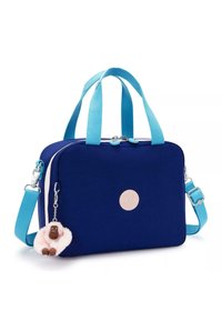 Bolso de lona azul marino con asas y correa turquesa, que presenta un logo redondo y un llavero de mono esponjoso. Cierre de cremallera con acentos en contraste.