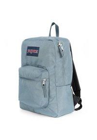 Jasnoniebieski plecak Jansport z dużą główną komorą, przednią kieszenią na zamek oraz czarnymi regulowanymi szelkami. Teksturowany materiał, prostokątny kształt.