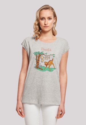 Graues Baumwoll-T-Shirt mit einem runden Halsausschnitt und kurzen Ärmeln, das eine bunte Illustration von Bambi neben einem Baum und darüber stehenden Text zeigt.