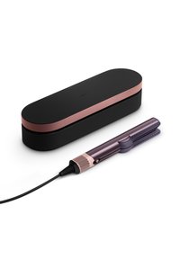 Dyson hårstraightener i lila metallfinish bredvid en slank svart bärväska med rosé-guld accent. Texturerat handtag, avtagbar sladd.