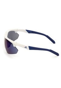 Occhiali da sole sportivi con montatura bianca e dettagli blu scuro. Lenti grandi e tinte con una forma angolare. Puntali anti-scivolo per una migliore presa.
