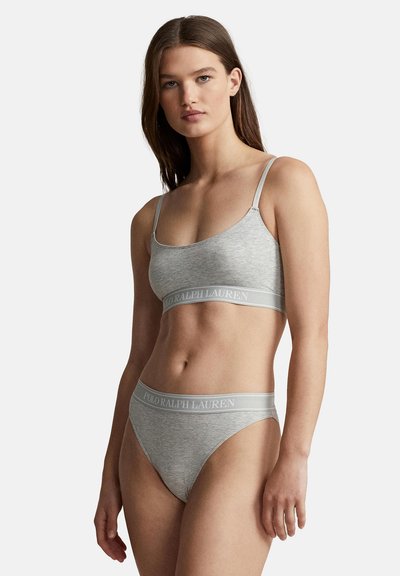 Bralette gris de algodón con tirantes finos y una banda con logo; tanga gris de algodón a juego con una cinturilla con logo; textura suave y diseño sencillo.