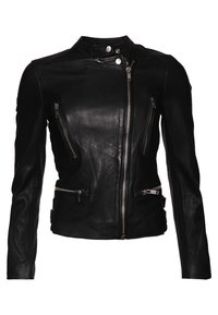 Giacca di pelle nera con colletto alto, chiusura frontale asimmetrica con zip, numerose tasche con zip e silhouette aderente. Texture liscia e finitura opaca.