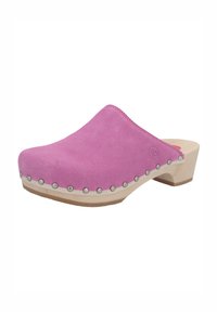 Rosa Wildleder-Clog mit abgerundetem Zehenbereich, Holzabsatz und silberner Nietenverzierung entlang der Basis. Glatte Textur und lässiges Design.