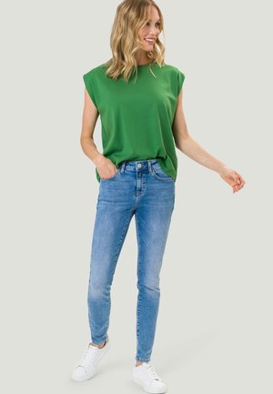 MIT RUNDHALSAUSSCHNITT - T-shirt basic - green plant