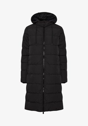Abrigo acolchado negro con capucha, cierre frontal de cremallera y botones a presión, con costuras horizontales y dos bolsillos laterales. Textura suave.