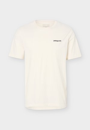 Λευκό-εκρού κοντομάνικο μπλουζάκι Patagonia με στρογγυλή λαιμόκοψη και μικρό μαύρο λογότυπο στο αριστερό στήθος.