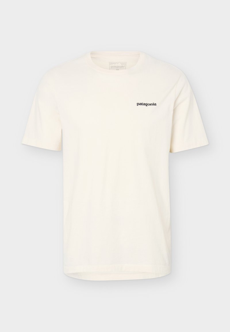 Camiseta Patagonia de color blanco roto con mangas cortas y cuello redondo con pequeño logo negro en el pecho izquierdo.