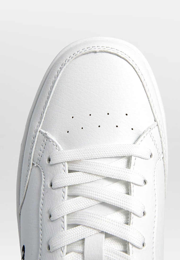 Baskets en cuir blanc avec bout rond, surface texturée, six œillets et lacets plats. Petites perforations sur le bout pour la respirabilité.