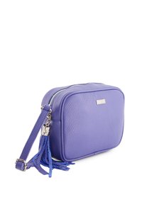 Lila Leder-Crossbody-Tasche mit strukturiertem Oberflächen, silbernem Reißverschluss und blauen Quasten-Details an einem Riemen. Rechteckige Form, minimales Branding.