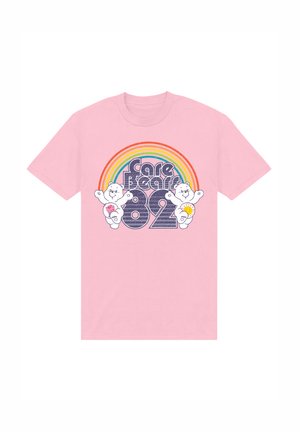 Lyserød bomulds-t-shirt med et grafisk motiv af to Care Bears, en regnbue og tallet "82" i fed skrift, med et retro design.