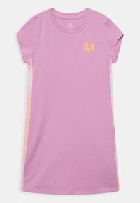 Lyhythihainen, polvenpituinen vaaleanpunainen Converse-mekko, jossa on pyöreä pääntie ja pieni oranssi Converse All Star -logo rinnassa.