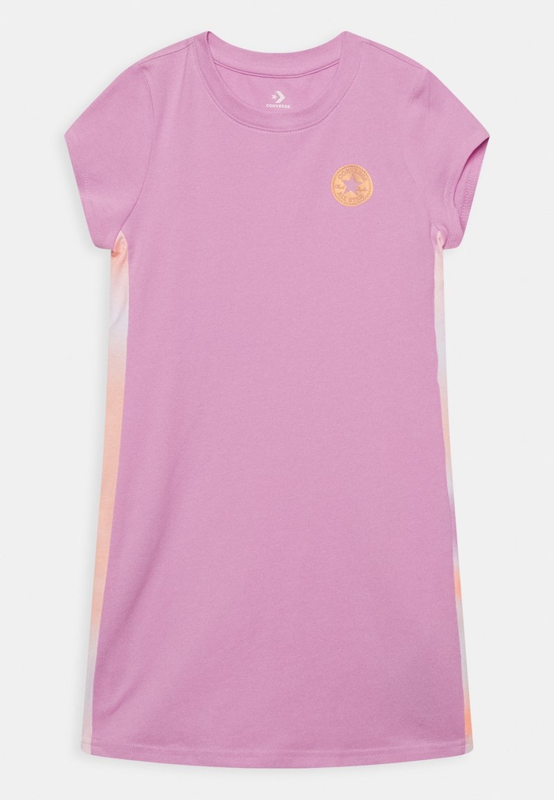 Różowa sukienka Converse na krótki rękaw, sięgająca do kolan, z okrągłym dekoltem i małym pomarańczowym logo Converse All Star na piersi.