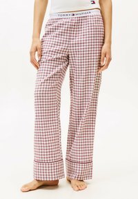 Rood-witte geruite pyjamabroek met een rechte snit, voorzien van een merkband en contrasterende afwerking op de boorden.