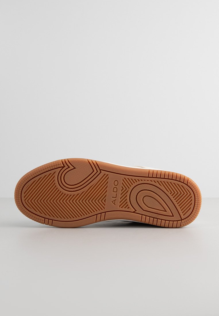 Semelle en caoutchouc brun avec un motif en chevrons texturé, présentant un accent en forme de cœur et le logo de la marque. Design supérieur de couleur neutre.