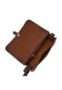 Sac en cuir marron porté travers, avec un intérieur ouvert, comprenant une poche zippée et des surfaces lisses et texturées. Accents en doré.