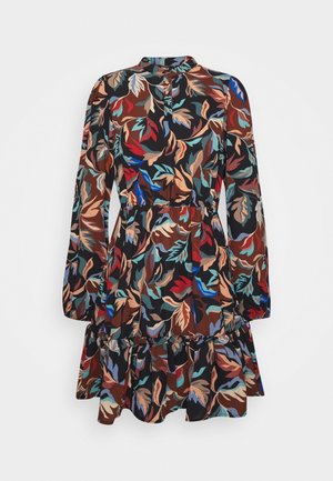 Kwiatowa sukienka z długimi rękawami, zapięciem na guziki przy dekolcie, falbanami na wielowarstwowym dole, w palecie kolorów czerni, czerwieni, niebieskiego i brązu, z liściastym wzorem.