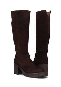 Bruine suede kniehoge laarzen met een blokhak en een gestructureerde afwerking, met een slank ontwerp en een lichte kromming aan de bovenopening.