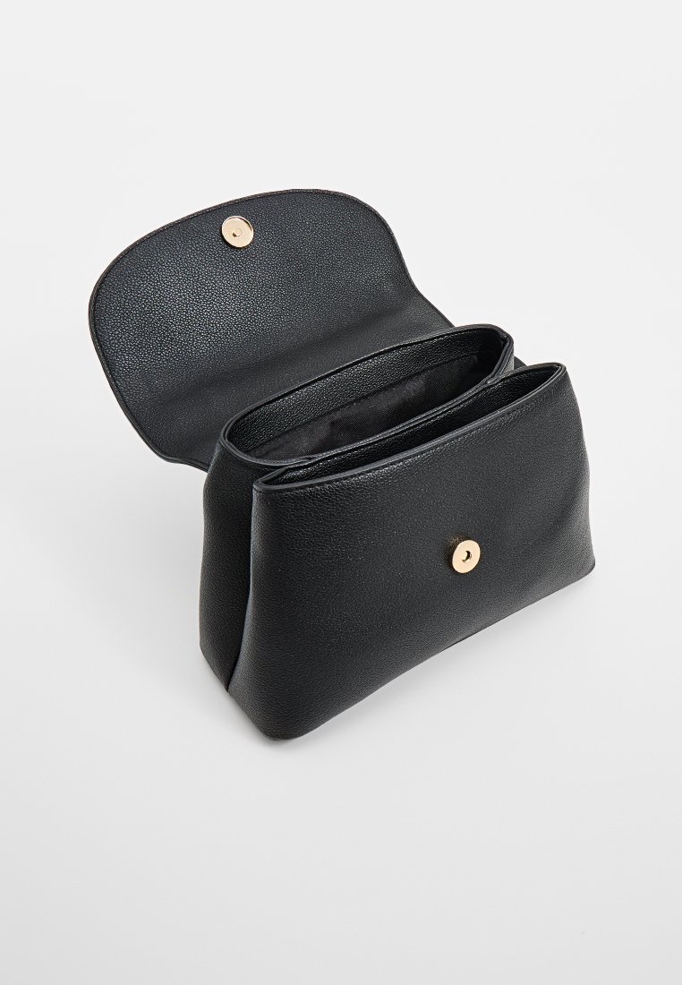 Pochette en cuir noir avec une finition texturée, pourvue d'un fermoir à bouton doré. Le compartiment intérieur est divisé en deux sections.
