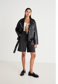ONLY ONLCANA BERMUDA  - Shorts - dark grey melange/white