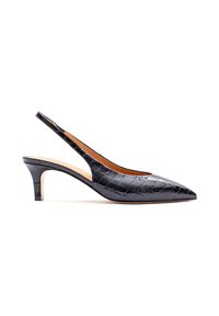 Décolleté slingback in vernice nera con punta affilata, caratterizzata da una texture effetto coccodrillo e un piccolo tacco spesso.