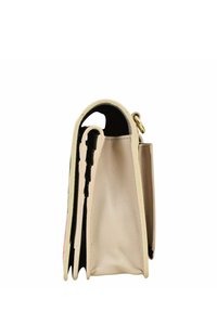 Lederhandtasche mit einer weichen, beige Außenseite, strukturiertem Design, einem oberen Griff und Hardware in Goldtone. Das Innere hat ein einfaches, klares Design.