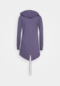 Sudadera con capucha morada que cuenta con mangas largas, un dobladillo asimétrico, cremalleras laterales y un cordón en la parte posterior para ajuste. Textura de tela suave.