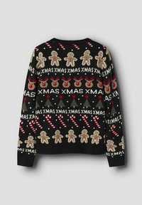 Maglione nero lavorato a maglia con personaggi di pan di zenzero, renne, alberi di Natale, bastoncini di zucchero e testo "XMAS" in colori beige, rosso e verde.