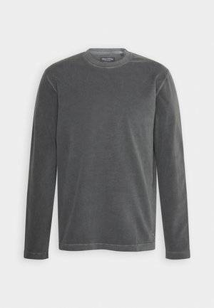 Camisa de manga larga gris hecha de una tela suave, con un cuello redondo y sutiles detalles de costura. Sin patrones ni gráficos presentes.