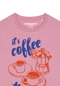 Rosa Baumwoll-T-Shirt mit rundem Halsausschnitt. Mit blauen und orangefarbenen kaffeethemen Grafiken, einschließlich Tassen und einer Moka-Kanne. Markenlogo sichtbar.