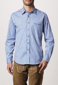 Camisa de manga larga con botones en patrón de cuadros azul y blanco, que cuenta con un cuello abotonado y un bolsillo en el pecho. Hecha de tela tejida.