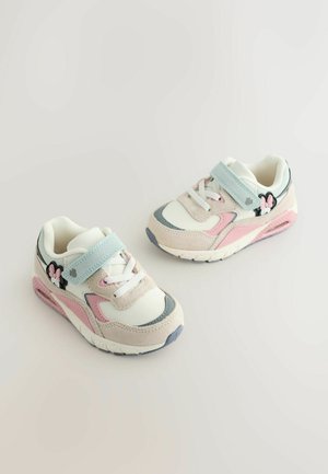 Baskets pour enfants en daim gris clair et rose, avec une bride bleu velcro, une semelle en caoutchouc, des lacets blancs et des accents de fleurs.