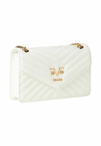 Witte gestikte handtas van synthetisch leer, met gouden hardware, een flapsluiting en een chevronpatroon met logo-detail.
