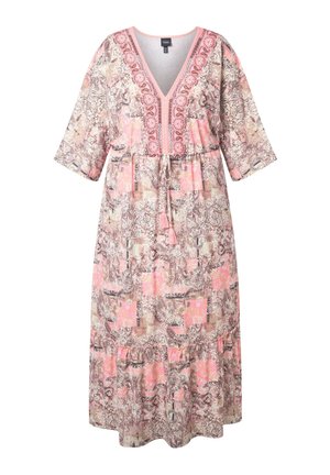 Langes rosa-beige gemustertes Kleid mit V-Ausschnitt, dreiviertellangen Ärmeln, Taillenbindung mit Quasten und dekorativem Besatz entlang des Ausschnitts und der Vorderseite.