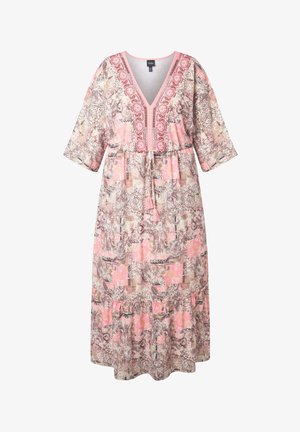 Pitkä vaaleanpunainen ja beige kuvioitu mekko, jossa on V-pääntie, kolme neljäsosaa hihaa, tupsunyörillä sidottu vyötärö ja koristeellinen reunus pääntiellä ja edessä.