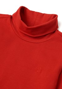 Czerwony bawełniany golf z prążkowanym dekoltem, bezszwowym designem i małym, ton w ton logo wyszytym na piersi.