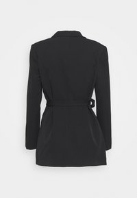 Blazer noir ceinturé avec une coupe ajustée, manches longues et un col à revers cranté. Tissu lisse, sans motifs ni détails métalliques visibles.