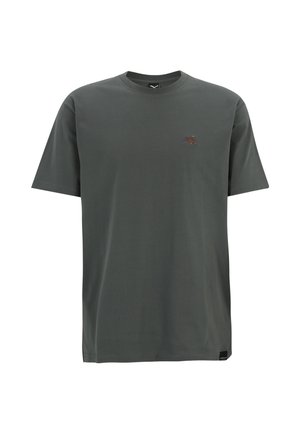 Dunkelgraues T-Shirt mit kurzen Ärmeln und Rundhalsausschnitt mit kleiner roter und gelber Fahrradstickerei auf der linken Brustseite und kleinem schwarzen Etikett am unteren Saum.