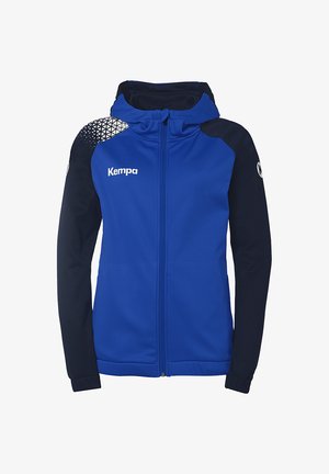 Giacca a zip blu e nera realizzata in morbido tessuto, con cappuccio, tasche laterali e un motivo geometrico sulle spalle. Logo sul davanti.