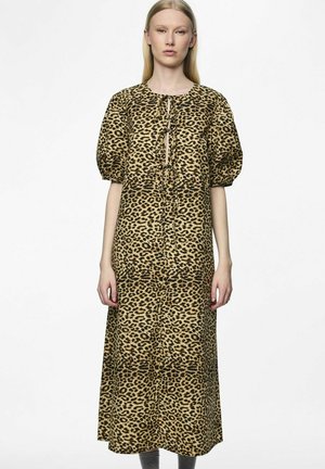 Robe imprimée léopard avec des manches bouffantes, un col rond et un détail à nouer à l'avant. Fabriquée en tissu léger avec une texture douce.